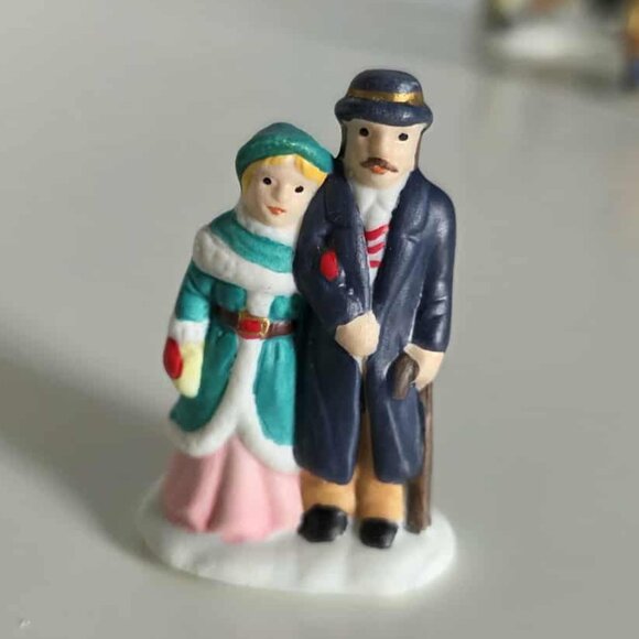 🎀SALE 🎀EUC Christmas Village Porcelain Figurines Set of 8 - Picture 8 of 9